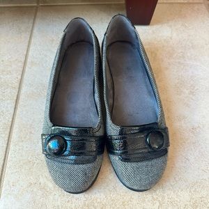 Aerosole black and gray flats